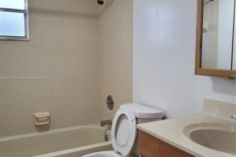 Condo in Hialeah, Florida, 2 bedrooms  № 1403077 - photo 3