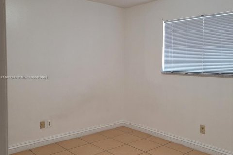 Condo in Hialeah, Florida, 2 bedrooms  № 1403077 - photo 5