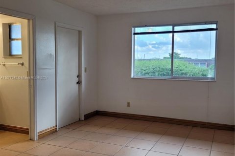 Condo in Hialeah, Florida, 2 bedrooms  № 1403077 - photo 12