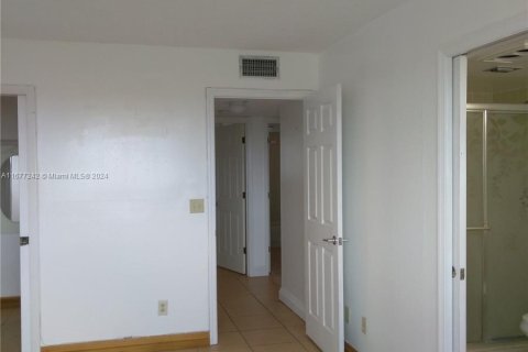 Condo in Hialeah, Florida, 2 bedrooms  № 1403077 - photo 11