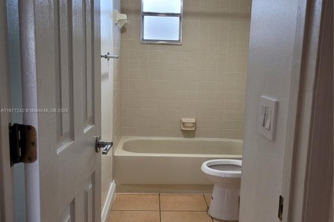 Condo in Hialeah, Florida, 2 bedrooms  № 1403077 - photo 4