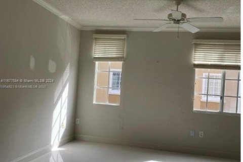 House in Aventura, Florida 3 bedrooms, 138.89 sq.m. № 1403123 - photo 23