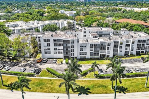 Condo in Plantation, Florida, 2 bedrooms  № 1403124 - photo 1