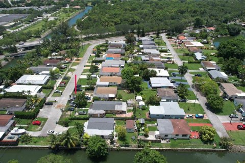 Casa en venta en Miami, Florida, 4 dormitorios, 128.58 m2 № 1319217 - foto 1