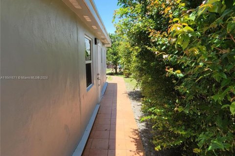 House in Miami, Florida 4 bedrooms, 128.58 sq.m. № 1319217 - photo 3