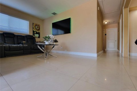 House in Miami, Florida 4 bedrooms, 128.58 sq.m. № 1319217 - photo 10