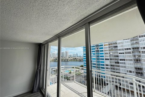 Condo in Aventura, Florida, 1 bedroom  № 1417264 - photo 16