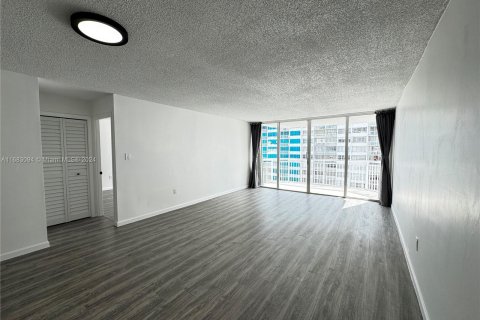 Condo in Aventura, Florida, 1 bedroom  № 1417264 - photo 17