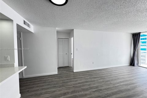 Condo in Aventura, Florida, 1 bedroom  № 1417264 - photo 13