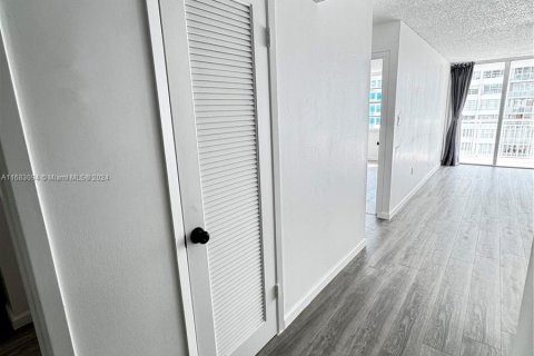 Condo in Aventura, Florida, 1 bedroom  № 1417264 - photo 9