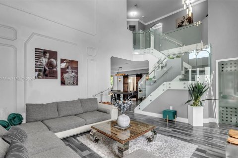 Casa en venta en Miami, Florida, 5 dormitorios, 273.78 m2 № 1417211 - foto 1