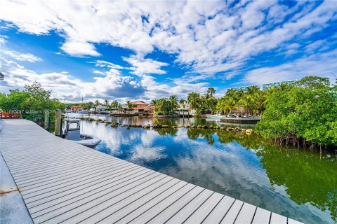 Townhouse in Sunny Isles Beach, Florida 4 bedrooms, 225.29 sq.m. № 1415335 - photo 23