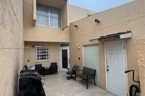 Condominio en venta en Hialeah, Florida, 3 dormitorios, 141.95 m2 № 1415289 - foto 2