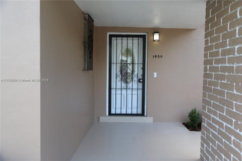 House in Miami, Florida 3 bedrooms, 121.14 sq.m. № 1404698 - photo 3