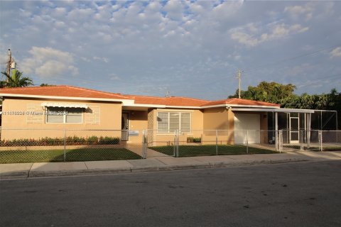 Villa ou maison à vendre à Miami, Floride: 3 chambres, 121.14 m2 № 1404698 - photo 1