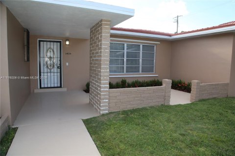 House in Miami, Florida 3 bedrooms, 121.14 sq.m. № 1404698 - photo 4