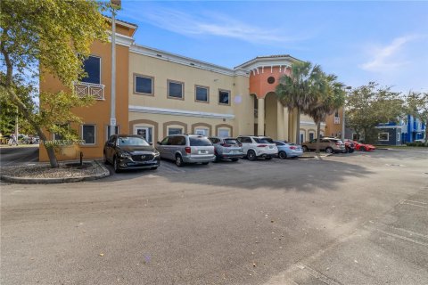 Commercial property in Miami, Florida № 885970 - photo 1