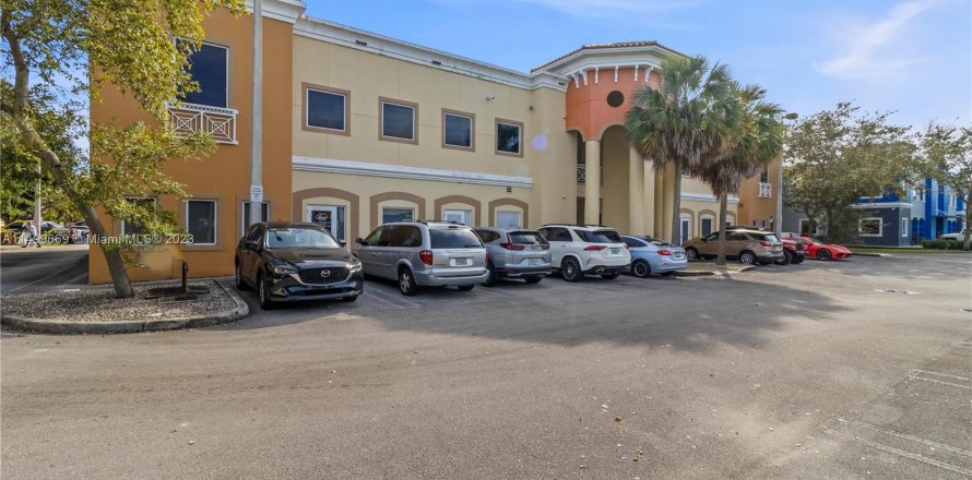 Commercial property in Miami, Florida № 885970