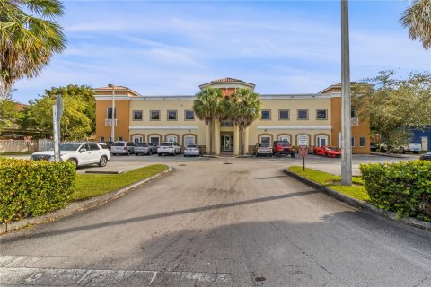 Commercial property in Miami, Florida № 885970 - photo 2