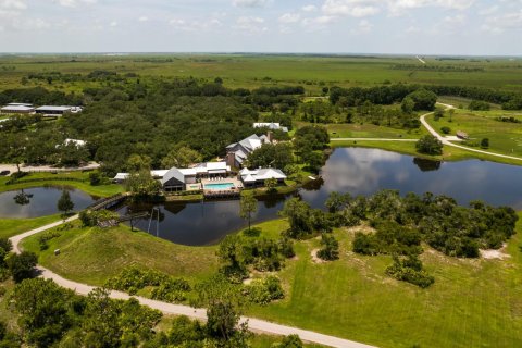 Villa ou maison à vendre à Okeechobee, Floride: 9 chambres, 1114.83 m2 № 914455 - photo 1