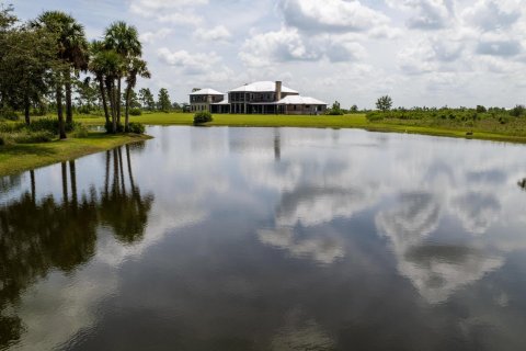 Villa ou maison à vendre à Okeechobee, Floride: 9 chambres, 1114.83 m2 № 914455 - photo 3