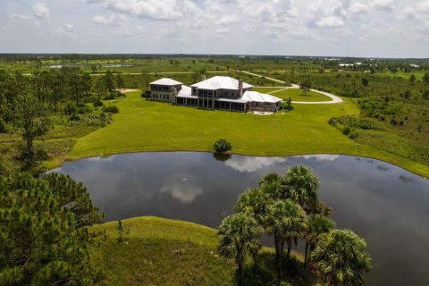 Villa ou maison à vendre à Okeechobee, Floride: 9 chambres, 1114.83 m2 № 914455 - photo 2