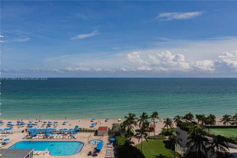 Studio in the Condo in Sunny Isles Beach, Florida  № 1404636 - photo 1