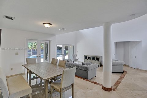 Casa en venta en Miami, Florida, 4 dormitorios, 252.14 m2 № 1356749 - foto 10