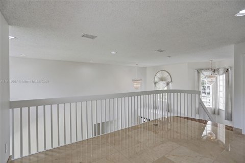 Casa en venta en Miami, Florida, 4 dormitorios, 252.14 m2 № 1356749 - foto 27