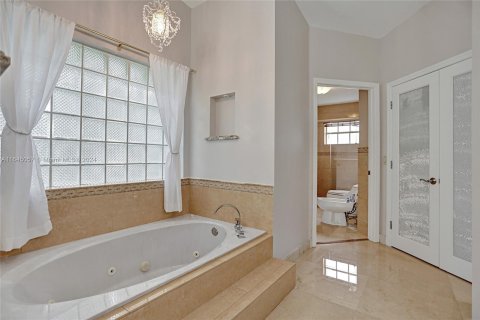 Casa en venta en Miami, Florida, 4 dormitorios, 252.14 m2 № 1356749 - foto 21