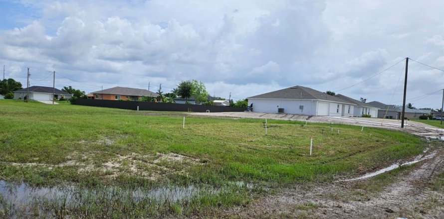 Terrain à Cape Coral, Floride № 1392346