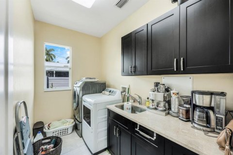 Villa ou maison à vendre à Fort Myers, Floride: 3 chambres, 205.78 m2 № 737022 - photo 10