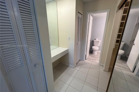 Condo in Lauderhill, Florida, 1 bedroom  № 1357031 - photo 11