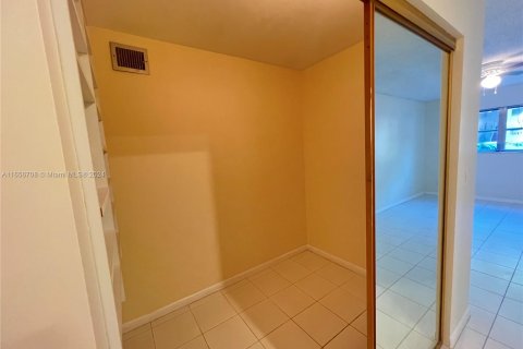 Condo in Lauderhill, Florida, 1 bedroom  № 1357031 - photo 13