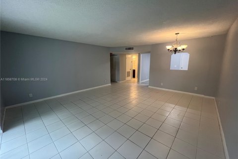 Condo in Lauderhill, Florida, 1 bedroom  № 1357031 - photo 5