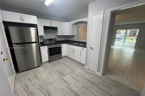 Condo in Lauderhill, Florida, 1 bedroom  № 1357031 - photo 3