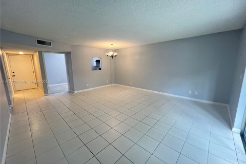 Condo in Lauderhill, Florida, 1 bedroom  № 1357031 - photo 4