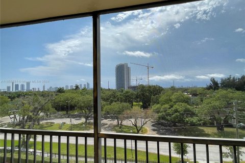 Condo in North Miami Beach, Florida, 2 bedrooms  № 1357078 - photo 6