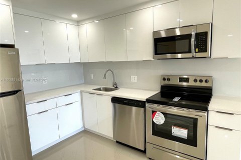 Condo in North Miami Beach, Florida, 2 bedrooms  № 1357078 - photo 1