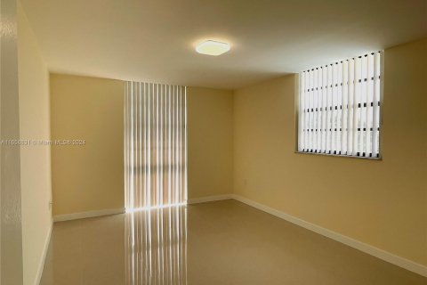 Condo in North Miami Beach, Florida, 2 bedrooms  № 1357078 - photo 13