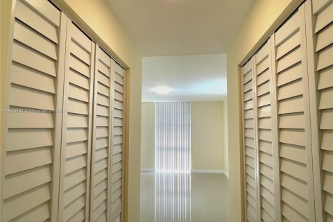 Copropriété à louer à North Miami Beach, Floride: 2 chambres, 96.62 m2 № 1357078 - photo 18