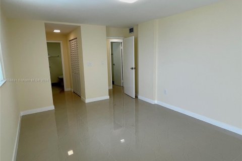 Condo in North Miami Beach, Florida, 2 bedrooms  № 1357078 - photo 14