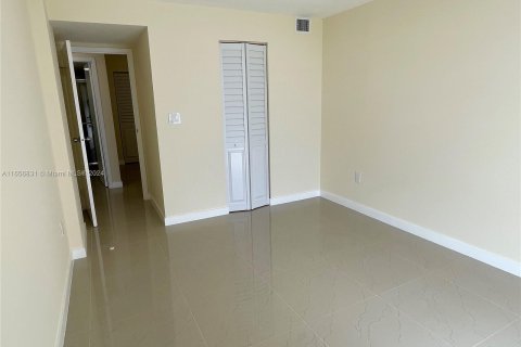 Condo in North Miami Beach, Florida, 2 bedrooms  № 1357078 - photo 11