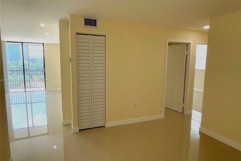 Condo in North Miami Beach, Florida, 2 bedrooms  № 1357078 - photo 9