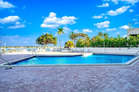 Copropriété à vendre à West Palm Beach, Floride: 2 chambres, 108.7 m2 № 844140 - photo 10