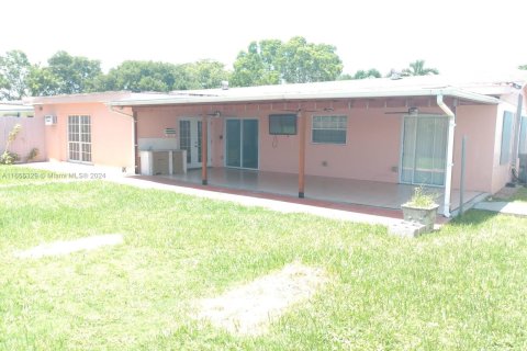 House in Miami, Florida 4 bedrooms, 180.6 sq.m. № 1356834 - photo 23