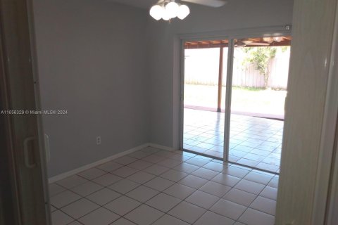 House in Miami, Florida 4 bedrooms, 180.6 sq.m. № 1356834 - photo 18