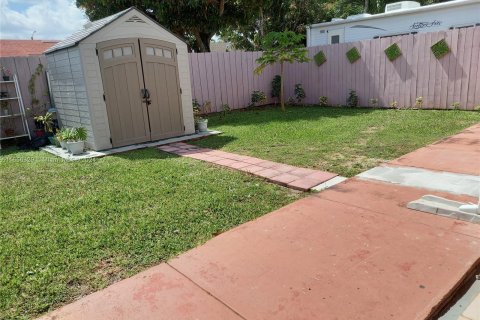 House in Miami, Florida 4 bedrooms, 180.6 sq.m. № 1356834 - photo 22