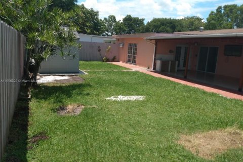 House in Miami, Florida 4 bedrooms, 180.6 sq.m. № 1356834 - photo 24