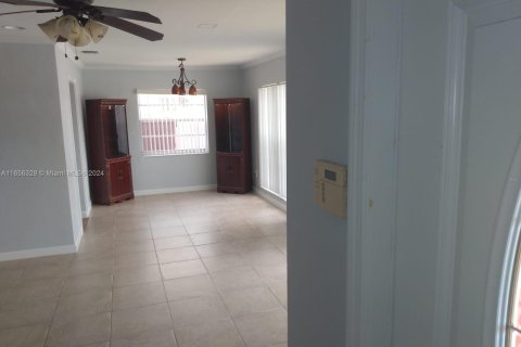 House in Miami, Florida 4 bedrooms, 180.6 sq.m. № 1356834 - photo 4